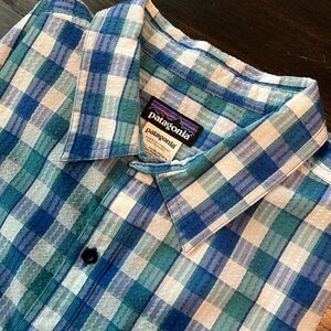 Patagonia Common‎ Threads Blue, Teal and White Casual Button Down Shirt